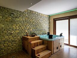 Gorgeous Holiday Home with Hot Tub, Whirlpool, Pool, Garden