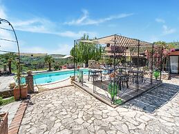 Villa in Monterotondo With Pool & Tiber Views