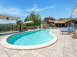Villa in Monterotondo With Pool & Tiber Views