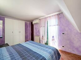 Villa in Monterotondo With Pool & Tiber Views