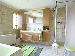Spacious Apartment in Pracht near Forest