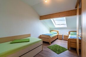 Eifel Lakeside Family Escape
