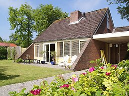 Cozy Holiday Home with Hot Tub in Lauwersoog by Lake