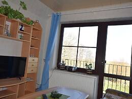 Huebsche Wohnung in Kroepelin mit Eigener Terrasse