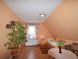 Cosy Apartment in Kropelin With Garden