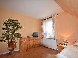 Cosy Apartment in Kropelin With Garden