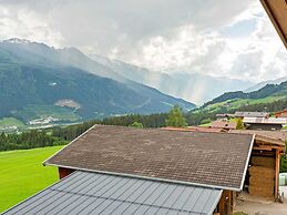 Comfy Apartment in Hollersbach im Pinzgau near Lake