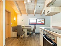 Comfy Apartment in Hollersbach im Pinzgau near Lake