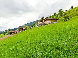 Comfy Apartment in Hollersbach im Pinzgau near Lake