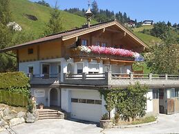 Comfy Apartment in Hollersbach im Pinzgau near Lake