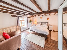 Characteristic Holiday Home With Balcony