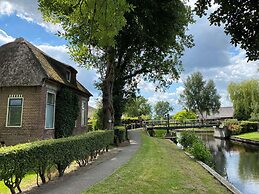 Cozy House with a Boat near Giethoorn & Weerribben Wieden National Par