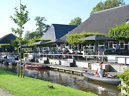 Cozy House with a Boat near Giethoorn & Weerribben Wieden National Par