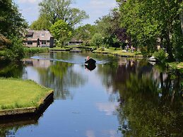 Cozy House with a Boat near Giethoorn & Weerribben Wieden National Par