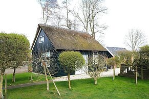 Cozy House with a Boat near Giethoorn & Weerribben Wieden National Par