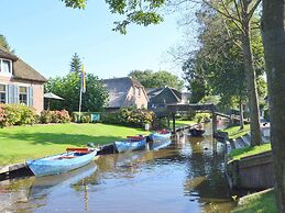 Cozy House with a Boat near Giethoorn & Weerribben Wieden National Par