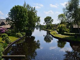 Cozy House with a Boat near Giethoorn & Weerribben Wieden National Par
