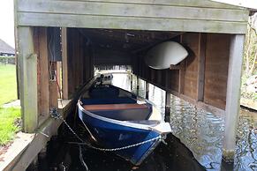 Cozy House with a Boat near Giethoorn & Weerribben Wieden National Par