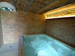 Amazing Farmhouse in Montecatini Terme with Hot Tub