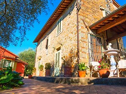Amazing Farmhouse in Montecatini Terme with Hot Tub