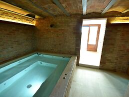 Amazing Farmhouse in Montecatini Terme with Hot Tub