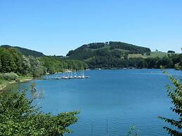 Ruhiger Bungalow am Hennesee mit Terrasse