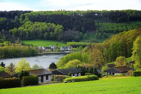Ruhiger Bungalow am Hennesee mit Terrasse