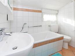 Ruhiger Bungalow am Hennesee mit Terrasse