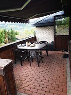 Ruhiger Bungalow am Hennesee mit Terrasse