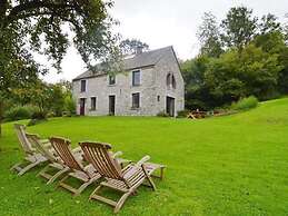 Quaint Holiday Home in Robechies Amid Meadows