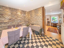 Stylish Stay Near Forest