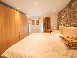 Stylish Stay Near Forest