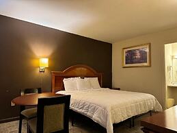 Country Club Inn & Suites