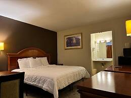 Country Club Inn & Suites