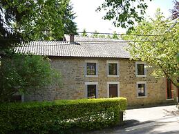 Delightful Holiday Home With Meadow View