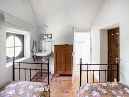 Former Train Station With Private Heated Swimming Pool & Fantastic Gar