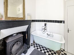 Former Train Station With Private Heated Swimming Pool & Fantastic Gar