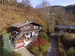 Charming Chalet in Niedernsill Near Ski Area