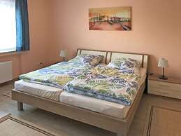 Apartment in Ellar With Garden