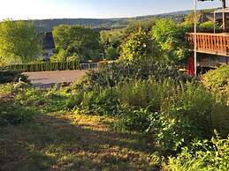 Apartment in Ellar With Garden