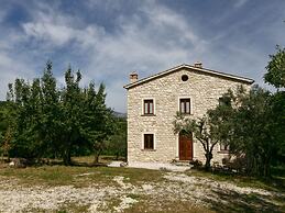Cozy Cottage in Abbateggio With Garden