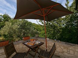 Cozy Cottage in Abbateggio With Garden