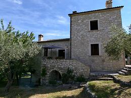 Cozy Cottage in Abbateggio With Garden