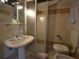 With Pool and air Conditioning