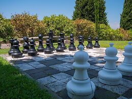 With Pool and air Conditioning