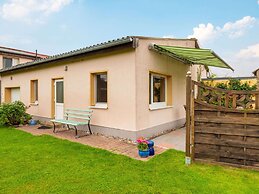 Idyllic Bungalow with Garden in Pepelow near Seabeach
