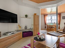 Apartment With Fenced Garden in Faid