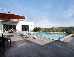 Spacious Villa in Salir de Mato With Private Pool, Terrace