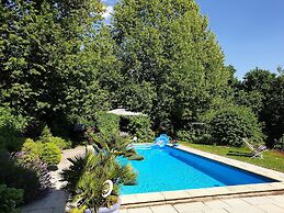Tranquil Garden Apartment