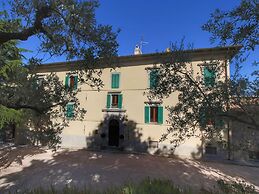 Stunning Farmhouse with Swimming Pool & Hot Tub in Umbria
